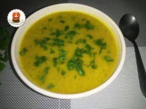 Tigela com creme de abóbora, decorado com cheiro verde.