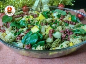 Travessa com salada de macarrão