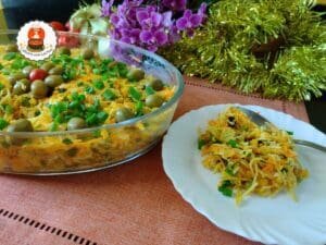 Tigela de vidro com salpicão colorido feito com frango, legumes crus e maionese.