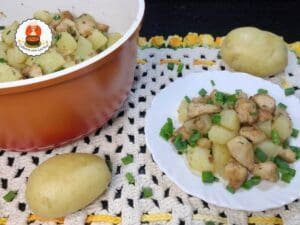 Prato com batatas e frango dourado, regados com ervas e margarina sem leite.