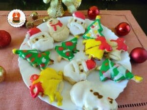 Biscoitos decorados com motivos natalinos e glacê colorido.