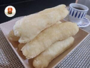 Biscoitos de polvilho sem leite recém fritos.