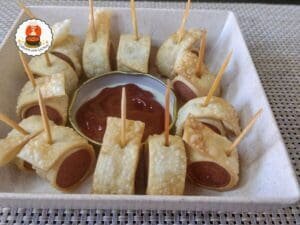 Enrolado de salsicha sem lactose com massa de pastel.