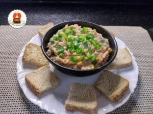 Patê de sardinha sem lactose servido com acompanhamento.