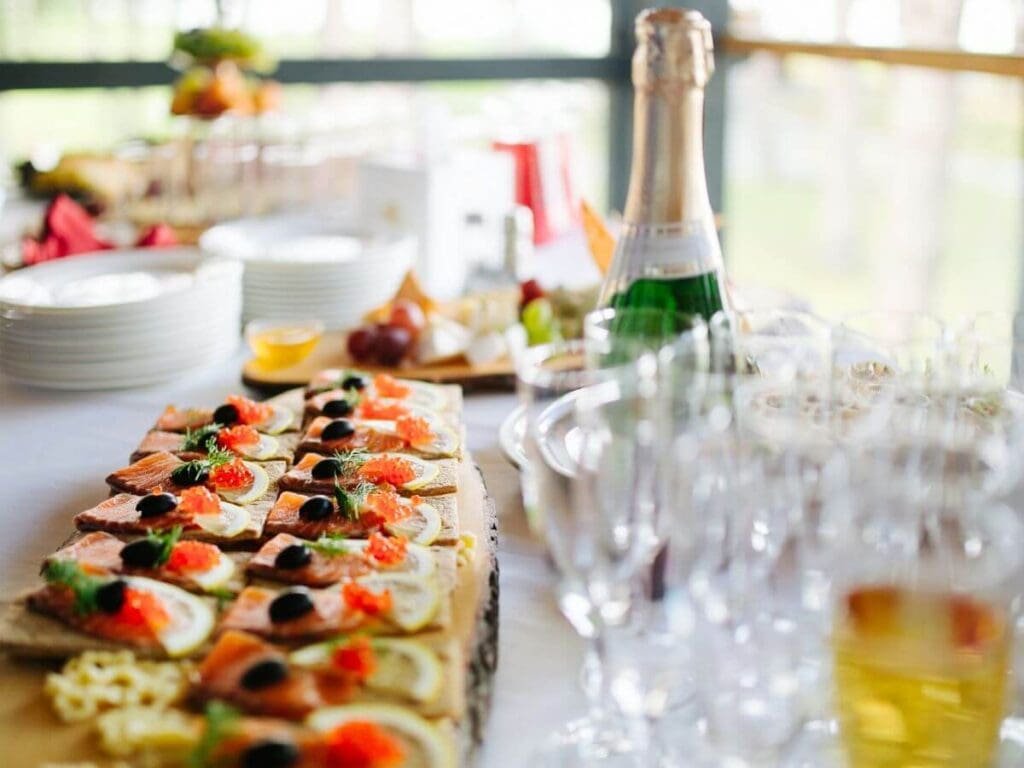 Mesa com vários aperitivos sem lactose organizados.