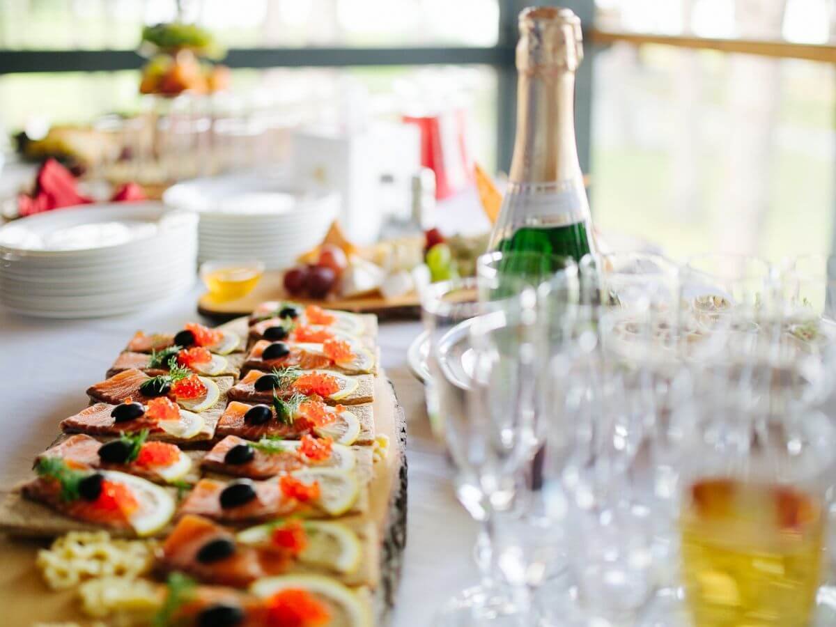 Mesa com vários aperitivos sem lactose organizados.