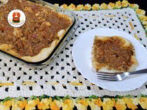 Fatia de torta de sardinha sem lactose em prato com garfo.