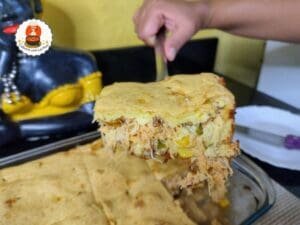 Torta de frango sem lactose recém-assada.